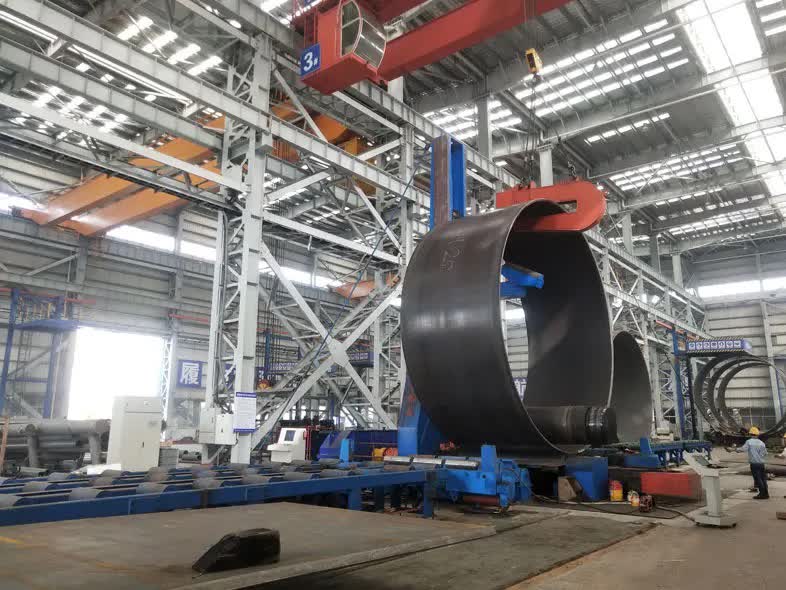 風塔中的EZW11S-150/3200卷板機